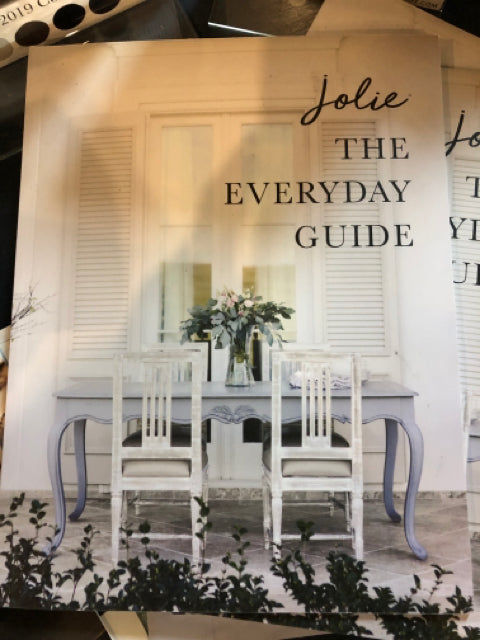 Jolie Paint - The Embellishment Guide